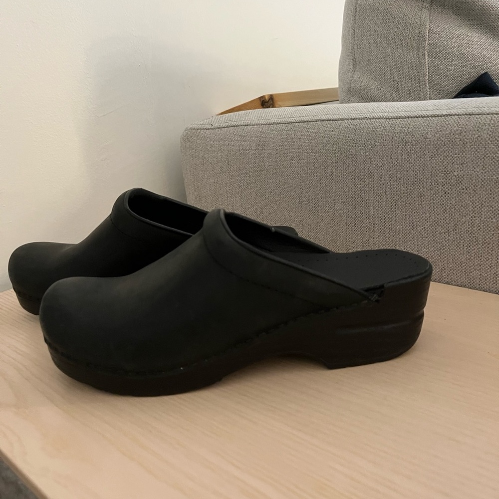 NWOT Dansko black Sonja slide clogs leather